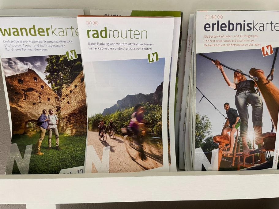 Drei Broschüren über Wander-, Rad- und Erlebnisrouten in der Natur.